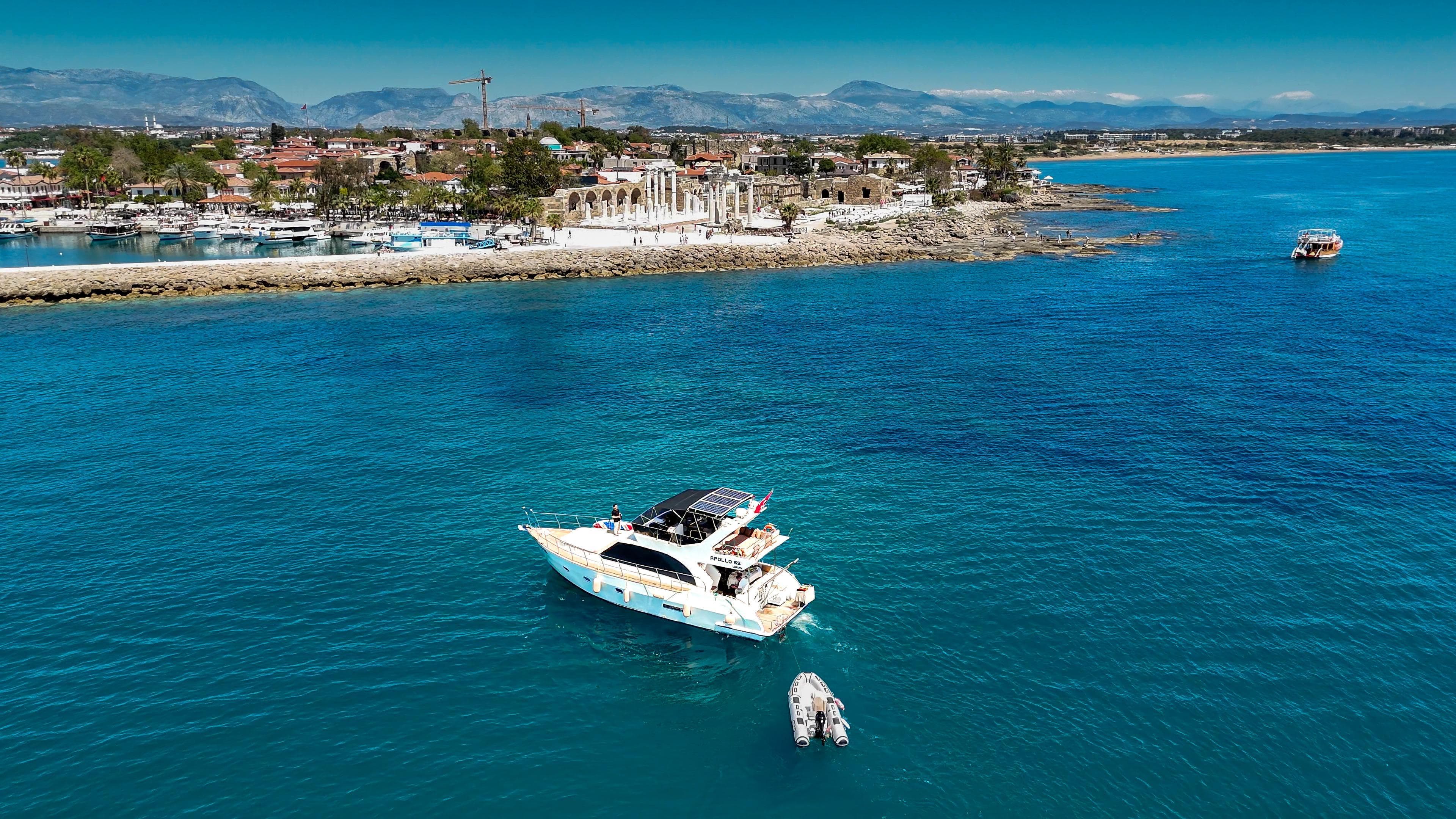 Side Yacht Charter Gallery - Apollo SS