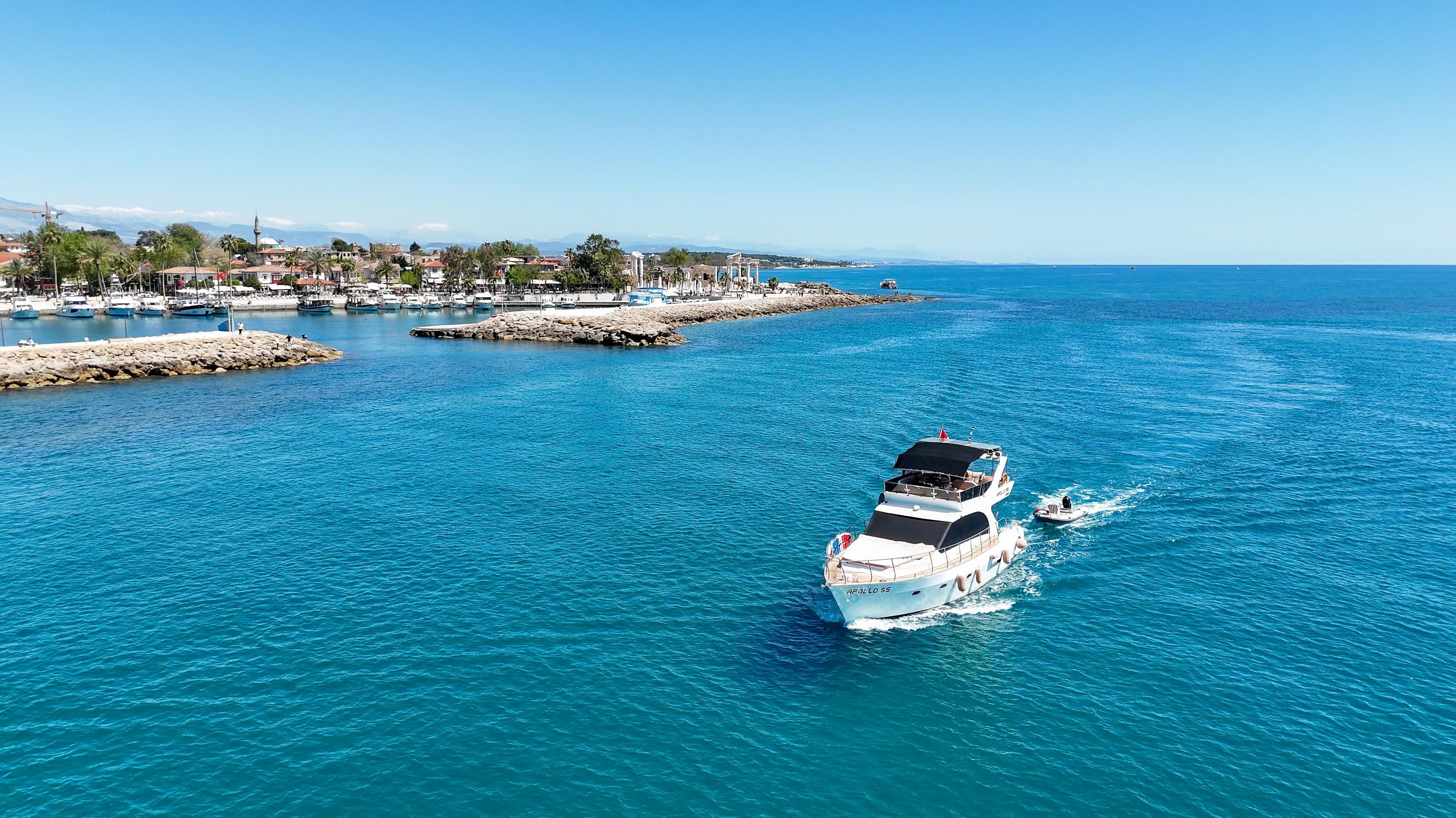 Side Yacht Charter Gallery - Apollo SS