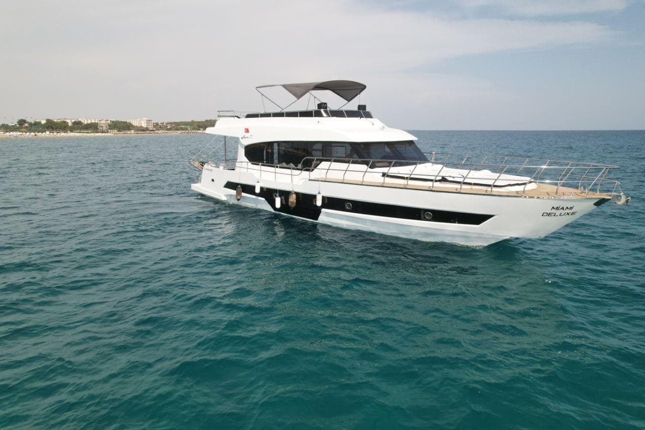 Side Yacht Charter Gallery - Mami Deluxe