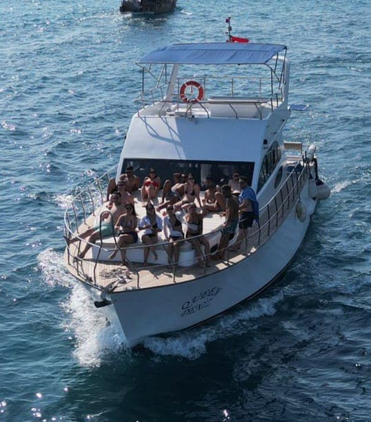 Side Yacht Charter Gallery - Queen Yacht