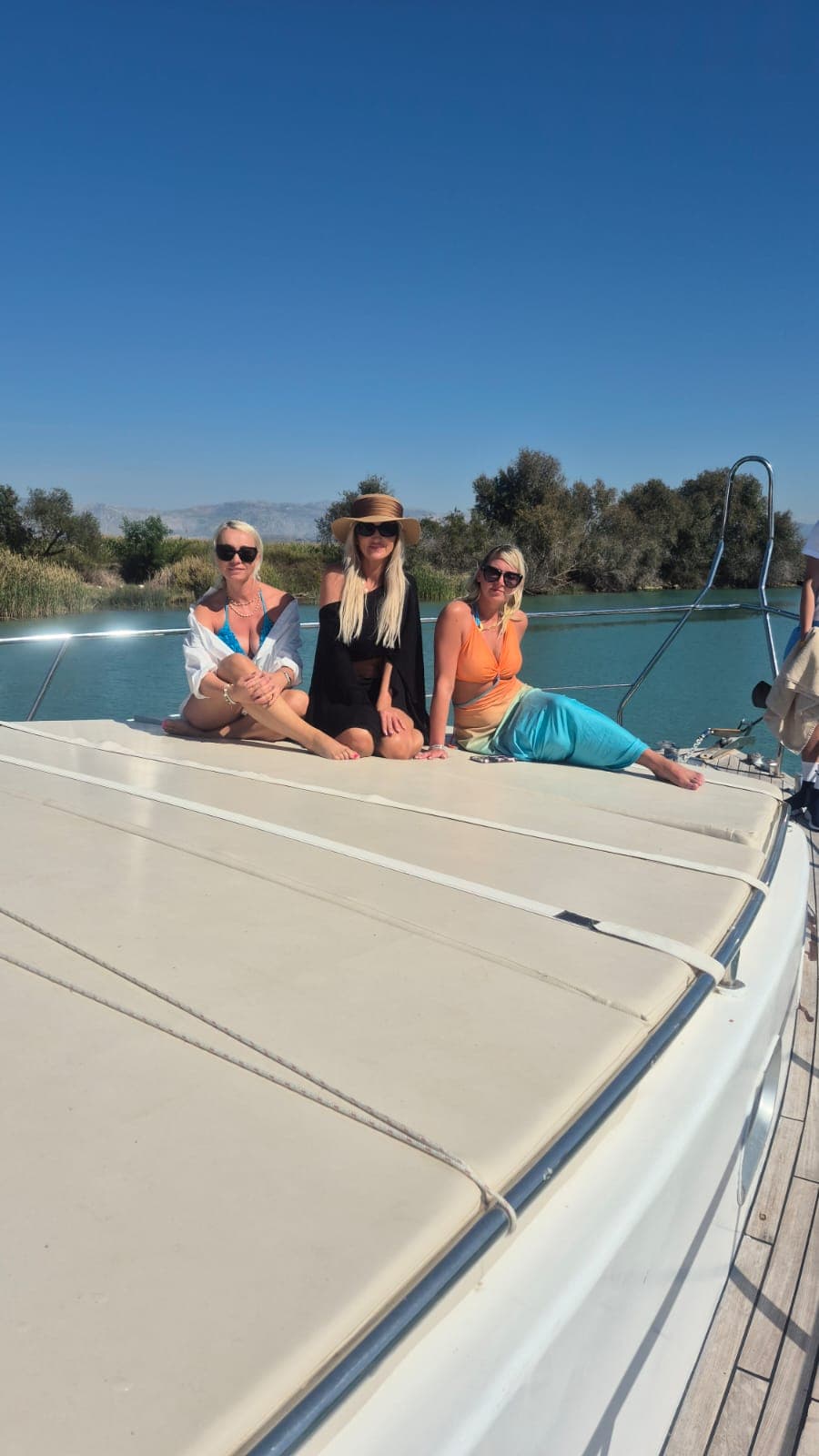 Side Yacht Charter Gallery - Queen Yacht