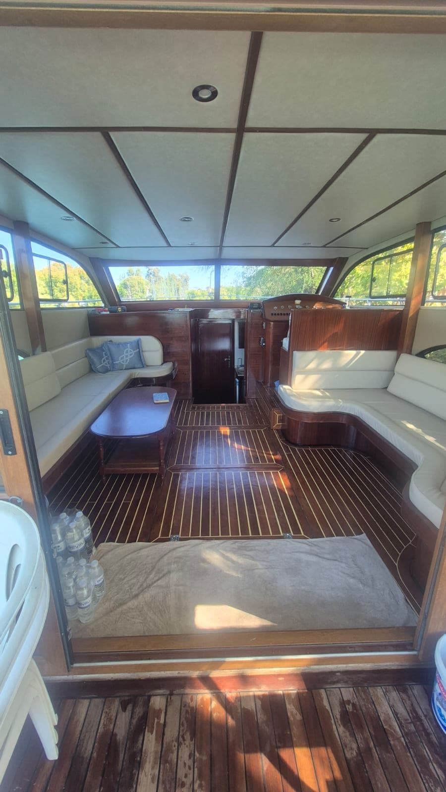 Side Yacht Charter Gallery - Queen Yacht